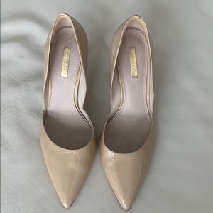 Nude patent leather pumps